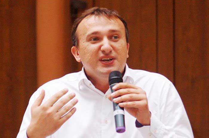 Петро Щербина позиціонує себе як політтехнолог, медіа-консультант, заступник голови політичної партії «Нові Обличчя» та піар-менеджер екс-мера В.Карплюка.